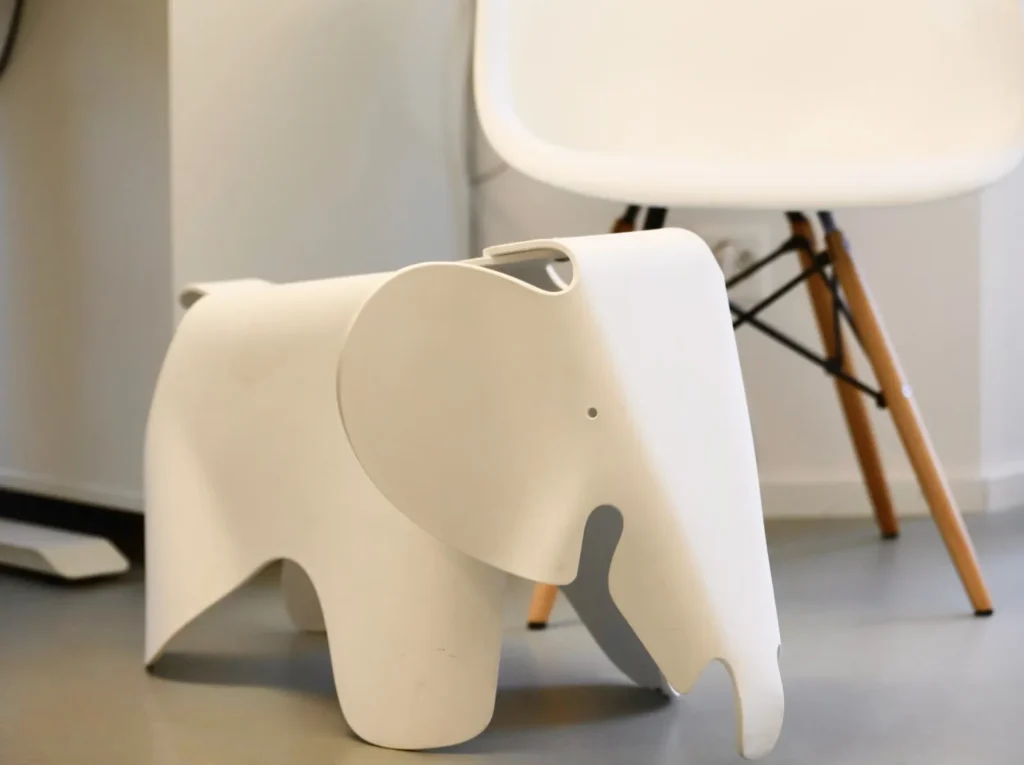 Weisser Kinderstuhl in Elefantenform im Wartezimmer