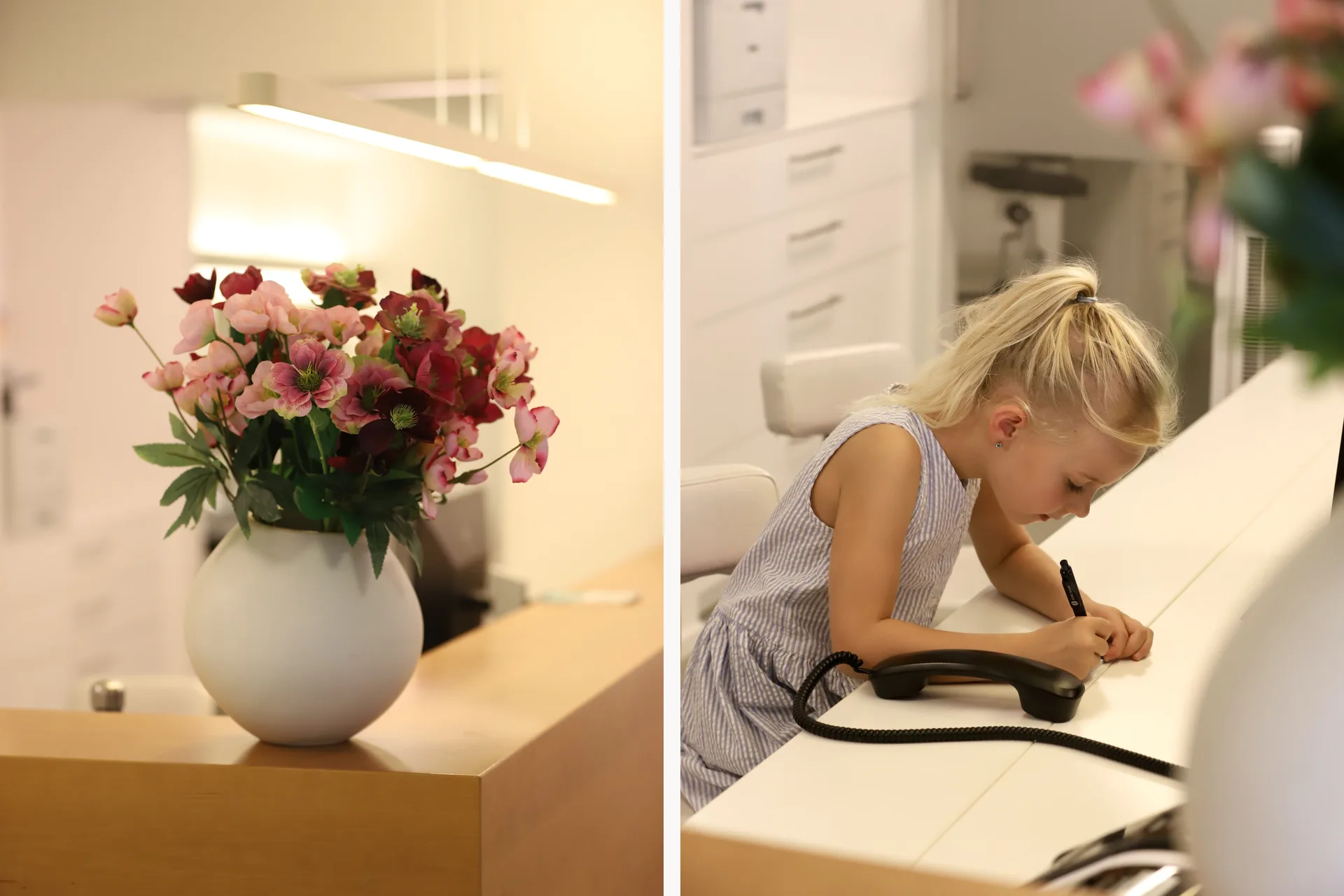 Blumenstrauss auf dem Empfangstresen, daneben schreibt ein Mädchen am Tresen der Anmeldung