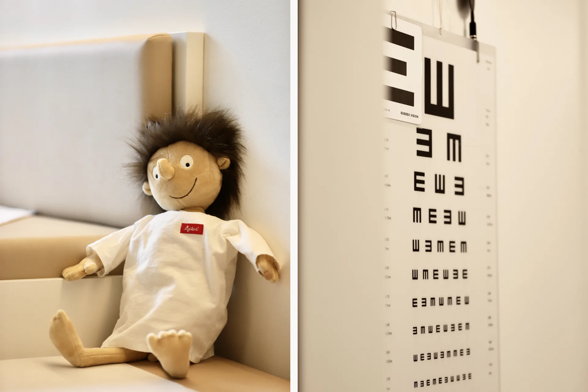 Stoffpuppe mit weissem Shirt und Strubbelhaaren auf der Untersuchungsliege, daneben die Sehtafel im Sprechzimmer