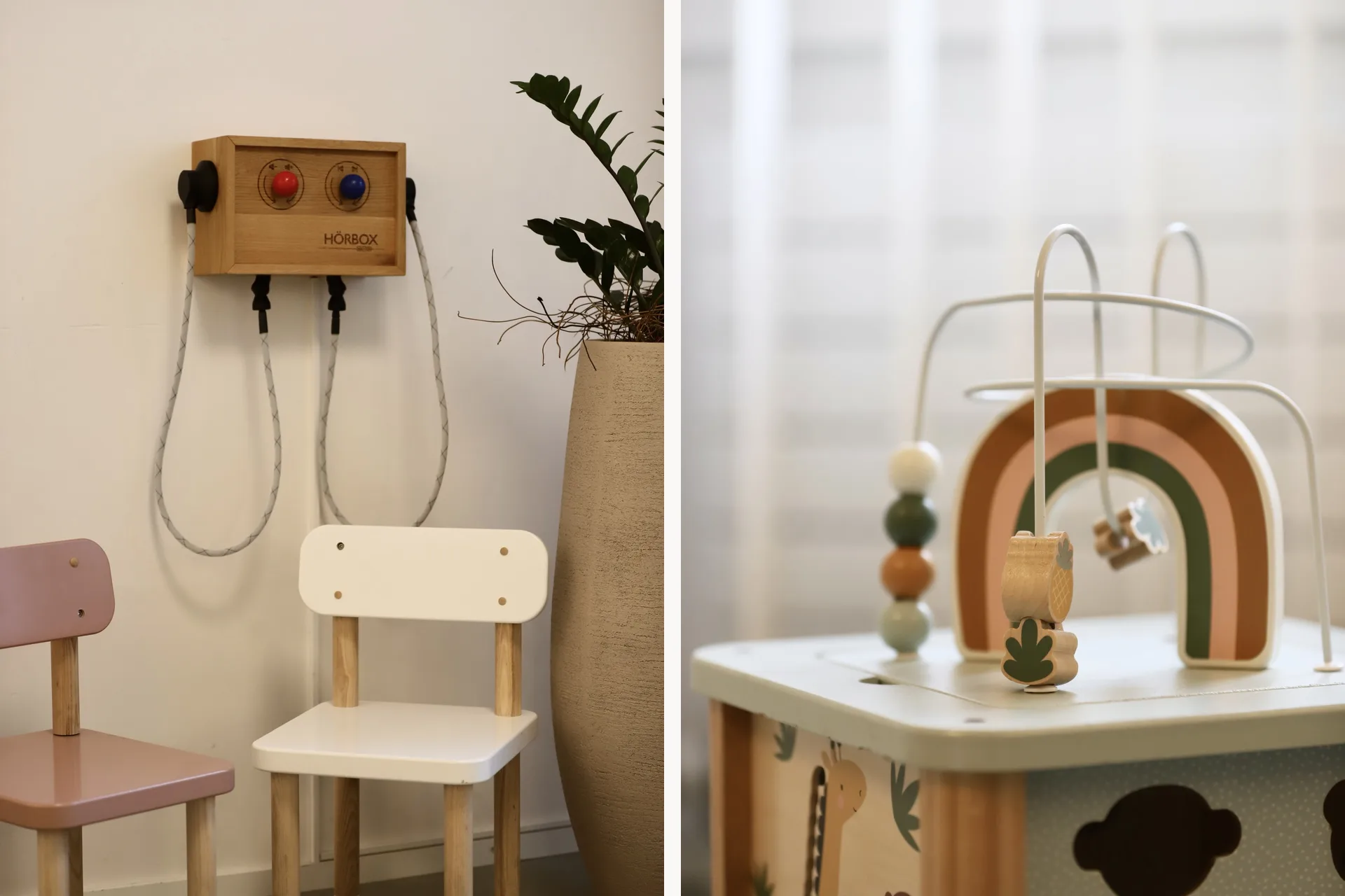 Wartezimmer: Hörbox aus Holz an der Wand mit zwei Kinderstühlen, daneben ein Spielwürfel mit Motorikschleife