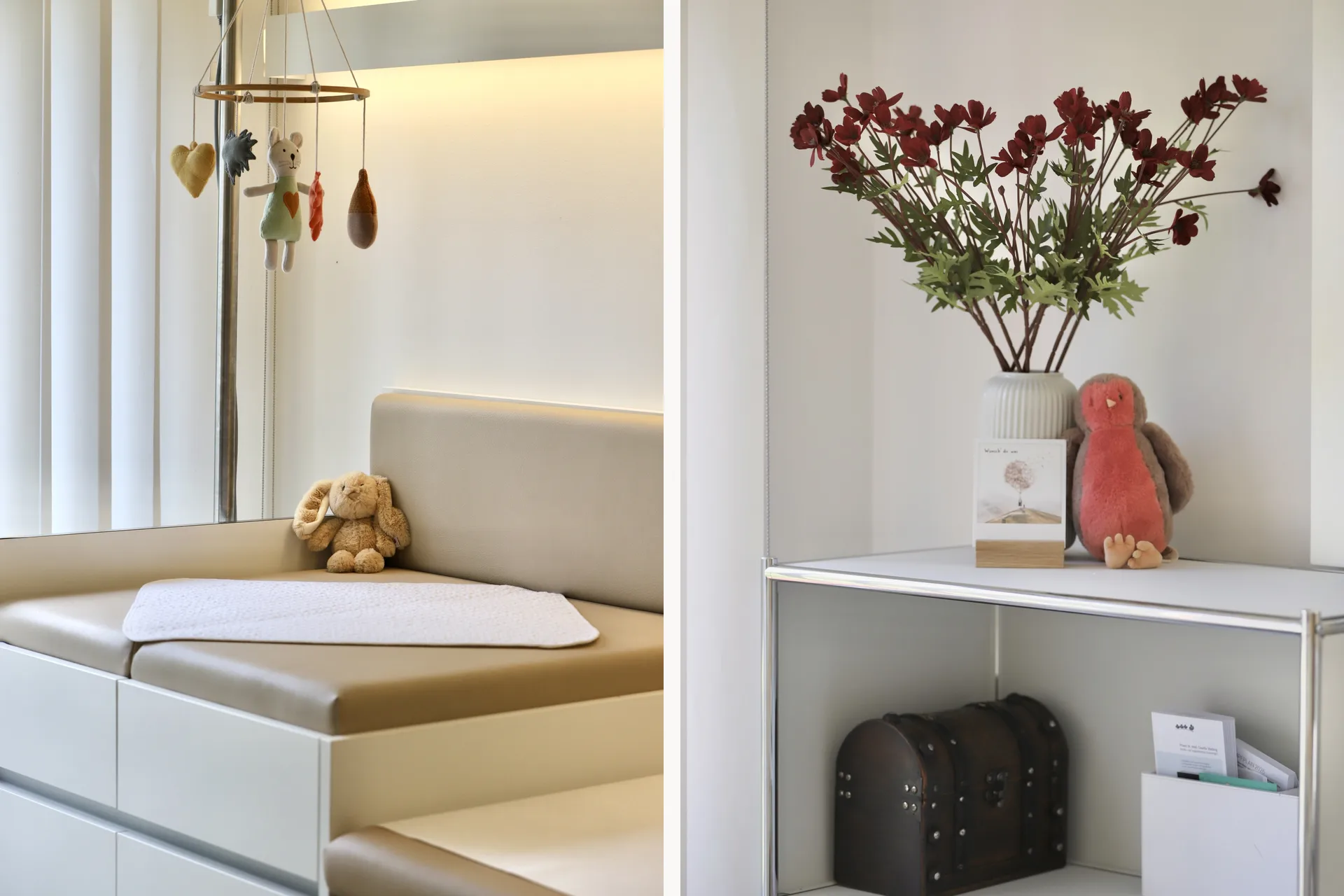 Wickeltisch mit Mobile und Plüschhase, daneben ein Regal mit Blumen und einem Plüschspatz
